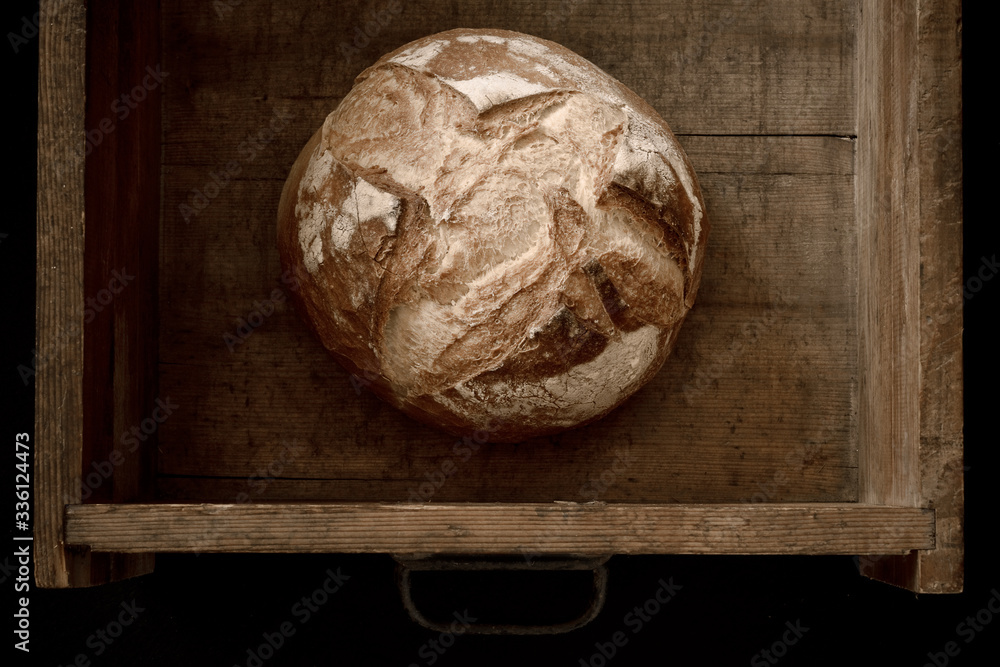 Pane isolato su fondo di legno Pane isolato su fondo di legno