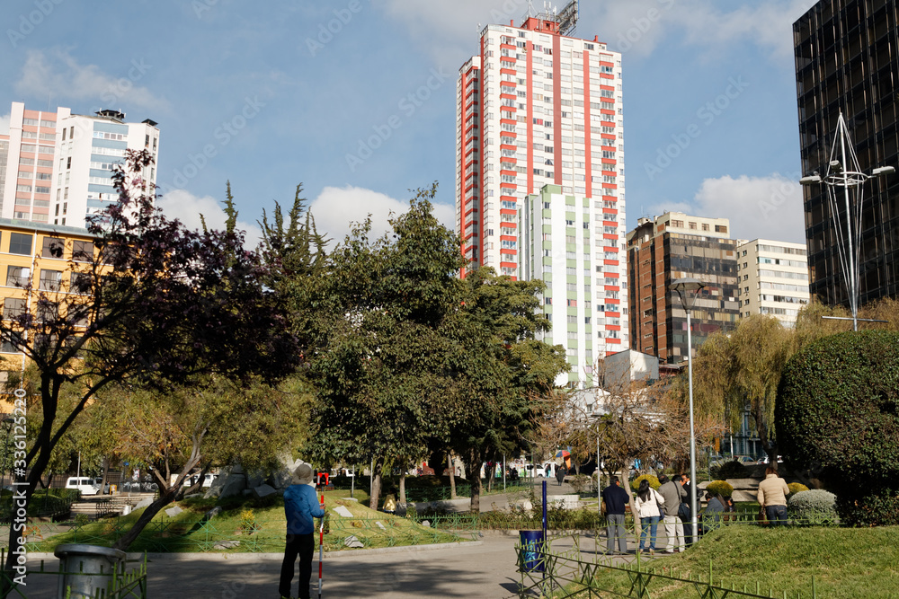 Obraz premium Centrum miasta z wysokimi budynkami biurowymi i mieszkalnymi
