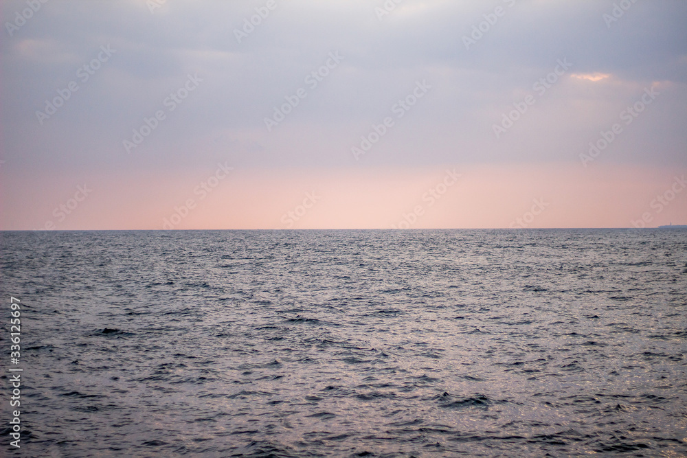 Obraz premium blue ocean and pink sky with cloud before sunset in Sri Lanka