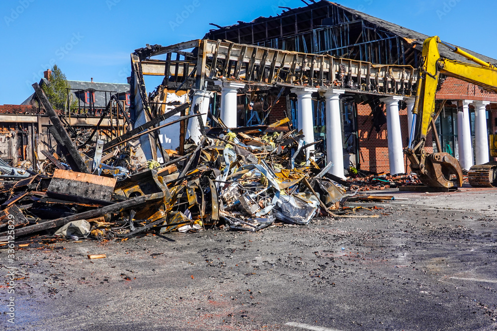 A one story building with white columns destroyed by fire full of debris - obrazy, fototapety, plakaty 