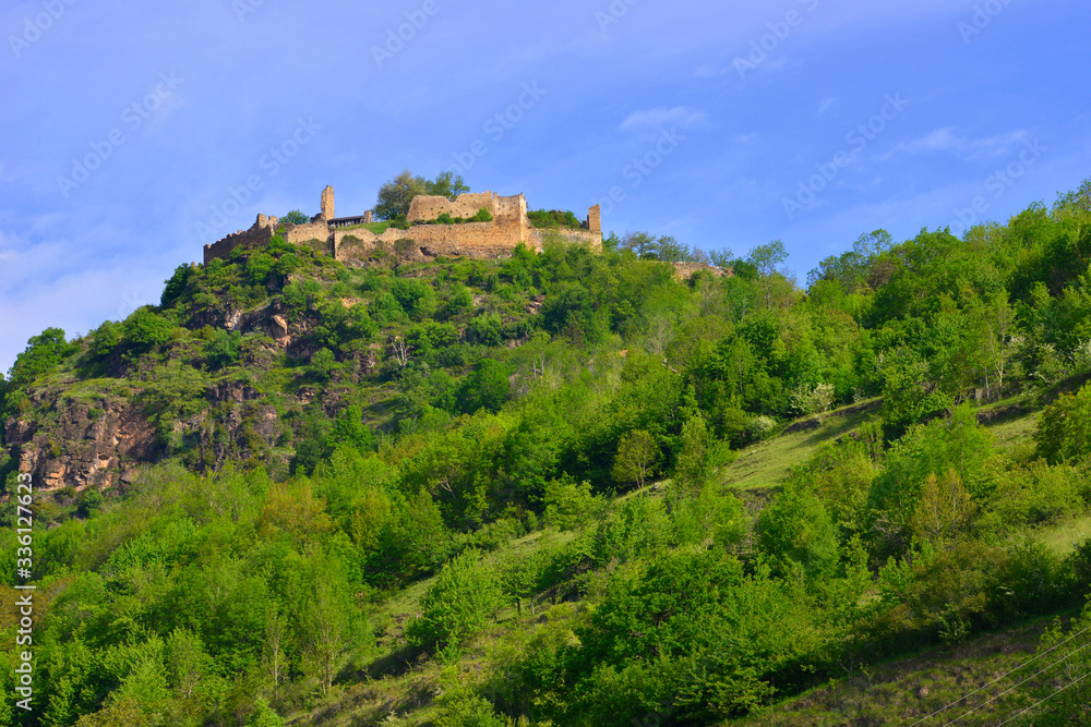 Château de Lordat (09250) sur sa colline verdoyante des Pyrénées, département de l'Ariège en région Occitanie, France