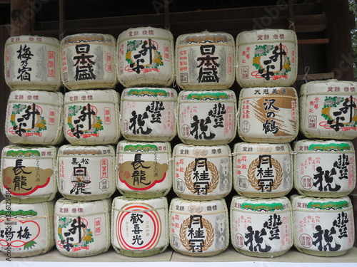 Japón barriles de sake en templo