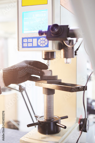 Fényképezés Hardness tester in laboratory, measures strength of metal.