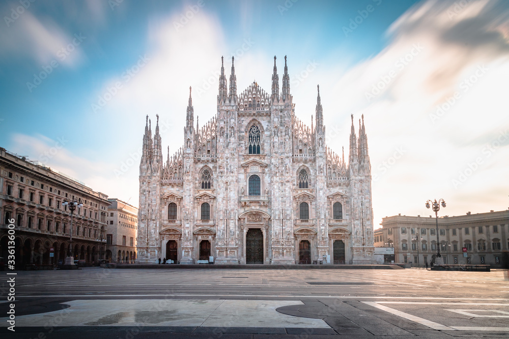Naklejka premium Długa ekspozycja katedry w Mediolanie (Duomo di Milano) w słoneczny dzień rano