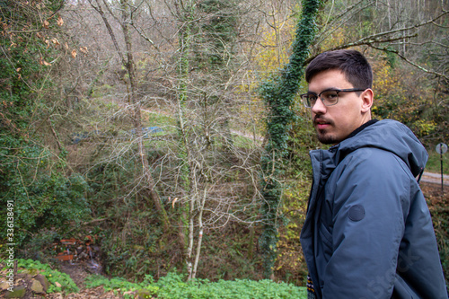 Tapety artystyczne man in forest
