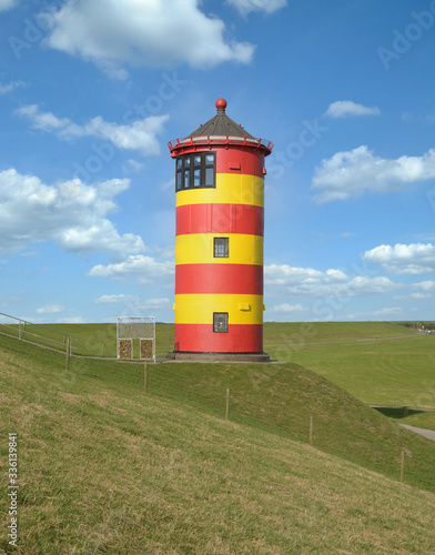 der berühmte Leuchtturm von Pilsum in Ostfriesland an der Nordsee,Niedersachsen,Deutschland