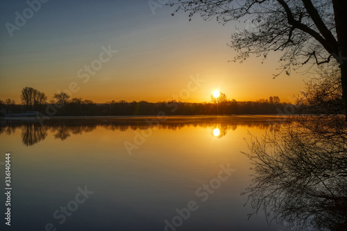 Morgen und Sonnaufgang über der Seenplatte in Duisburg © hespasoft