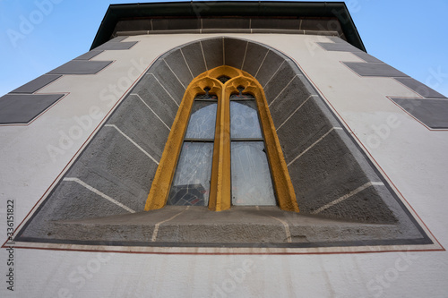 Schmutziges Kapellen Fenster von unten nach oben fotografiert photo