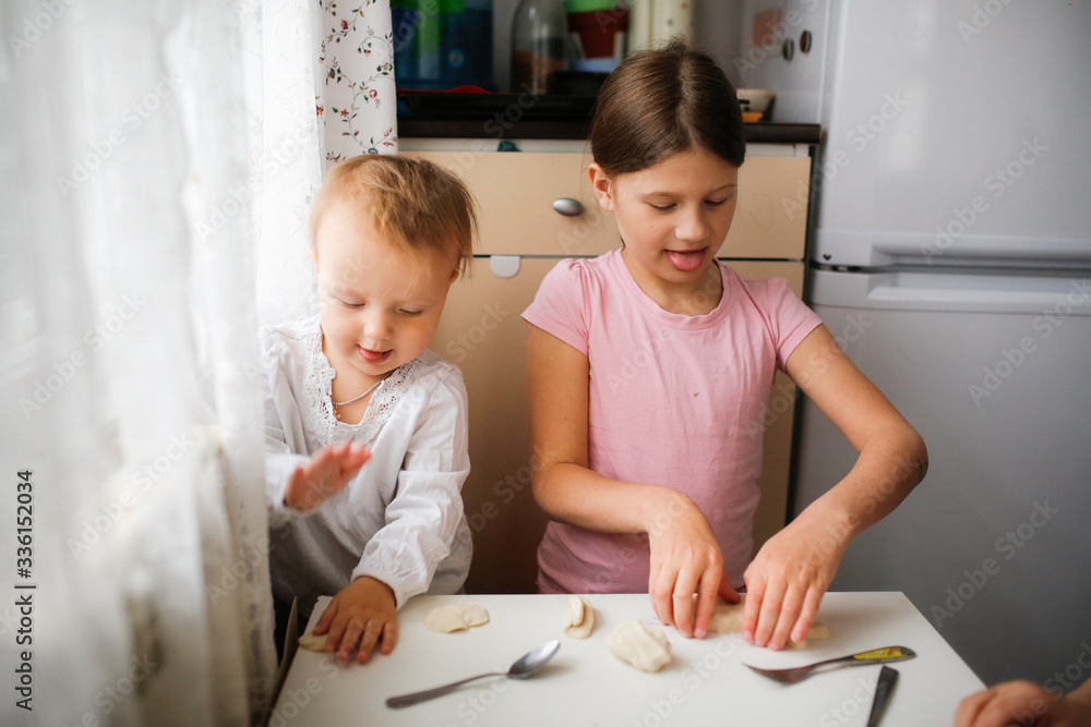 Children make the dough. Daughters help mom Children make the dough. Daughters help mom