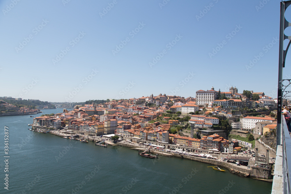 Porto, Portugal: Die berühmte Brücke Ponte Dom Luis I - Blick auf das Altstadt Viertel Riberia