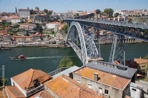 Porto, Portugal: Die berühmte Brücke Ponte Dom Luis I - Blick auf die Altstadt Viertel Riberia und Baixa