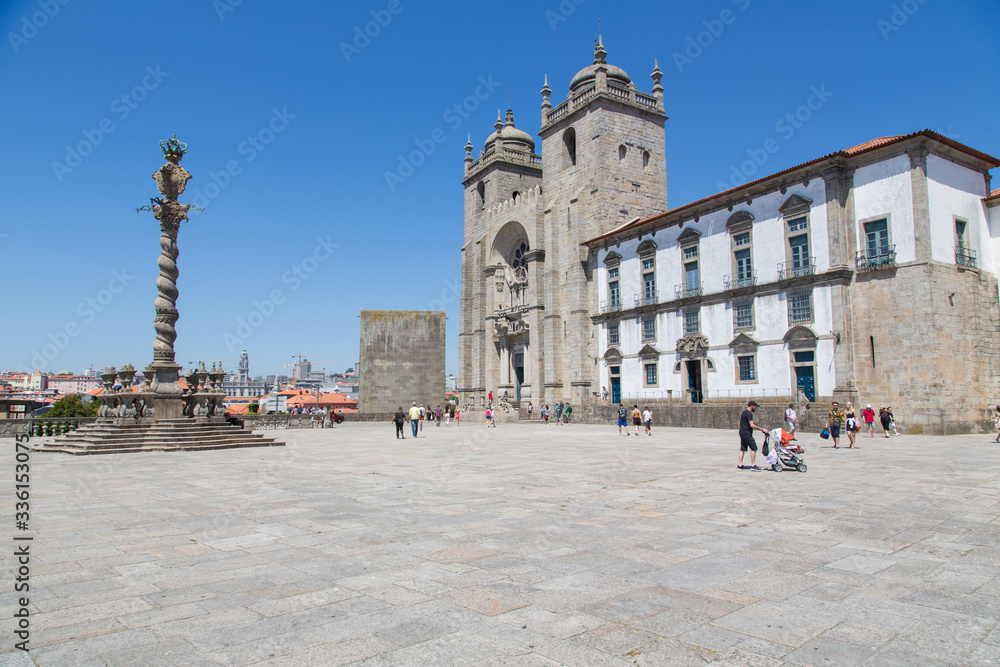 Porto, Portugal: Platz vor der Kathedrale Sé do Porte mit dem Pranger Terreiro da Sé