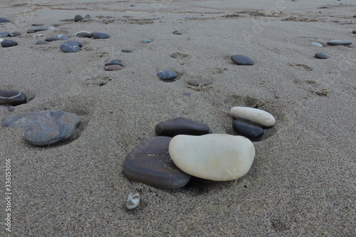 ciottoli erosi dal mare sulla spiaggia