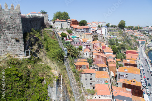 Fototapeta Naklejka Na Ścianę i Meble -  Porto, Portugal: Blick auf die Standseilbahn Funicular dos Guindais 