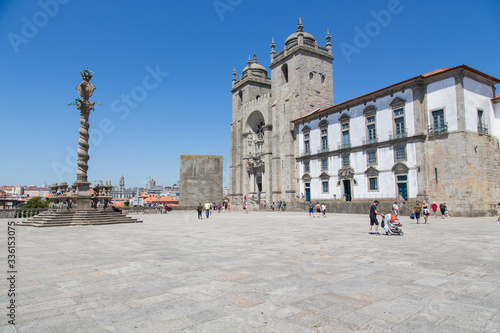 Porto, Portugal: Platz vor der Kathedrale Sé do Porte mit dem Pranger Terreiro da Sé