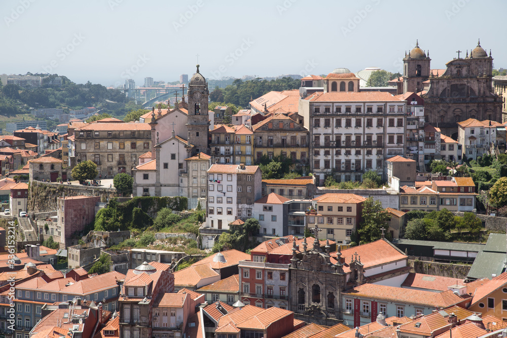 Porto, Portugal: Detailansicht auf die Altstadt mit Kirchen und Museen sowie den Aussichtsterrasse Miradouro da vitória 