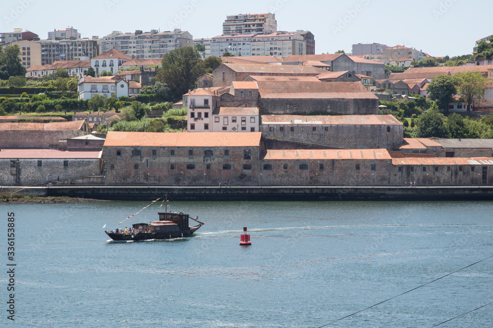 Obraz premium Porto, Portugal: Blick auf die Wein Kellereien im Viertel Vila Nova de Gaia gegenüber der Altstadt am Fluss Douro