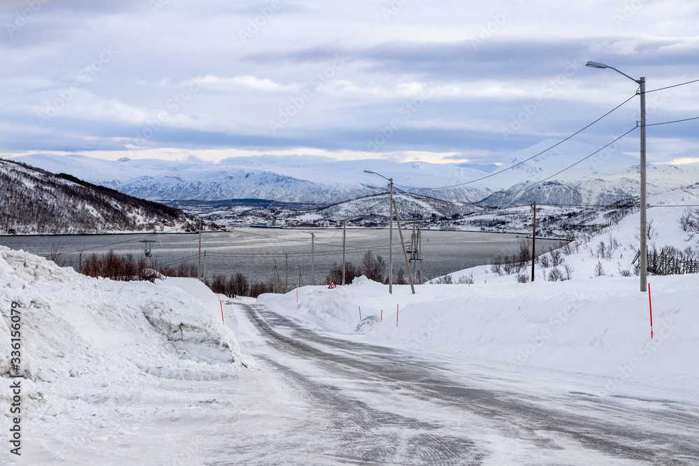 strada ghiacciata battuta dal vento in Norvegia strada ghiacciata battuta dal vento in Norvegia