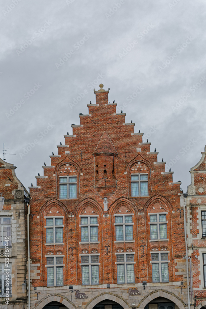 Fototapeta premium Façade gothique en briques sur la Grand Place d'Arras dans le Pas-de-Calais - Hauts de France