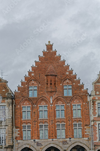 Façade gothique en briques sur la Grand Place d'Arras dans le Pas-de-Calais - Hauts de France