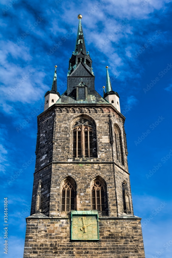 halle saale, deutschland - 22.10.2019 - roter turm am marktplatz