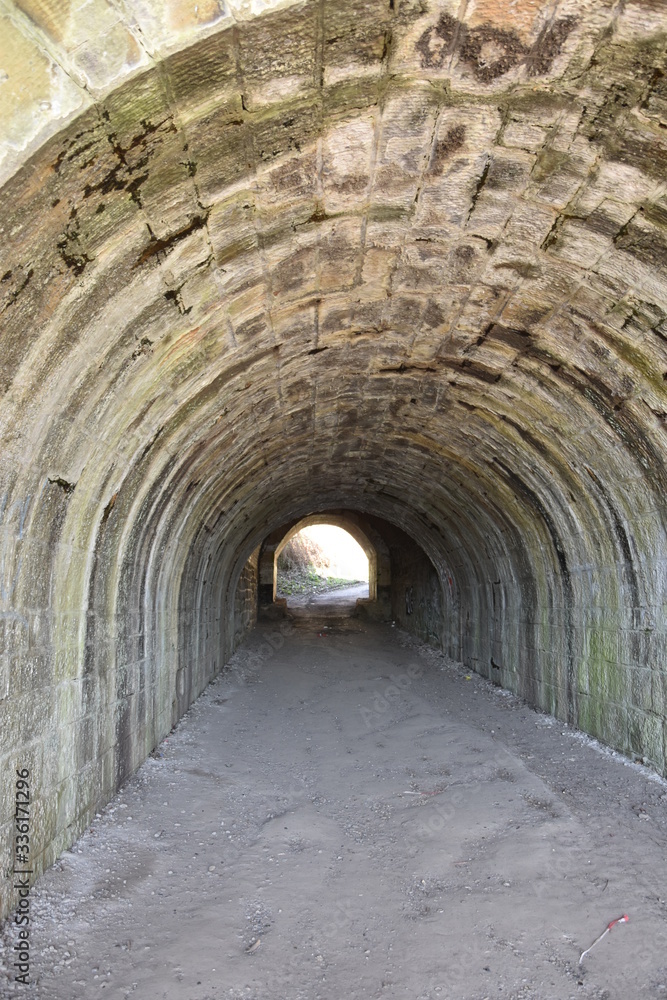 Tunel, przejscie pod starym mostem