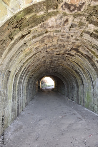 Tunel, przejscie pod starym mostem