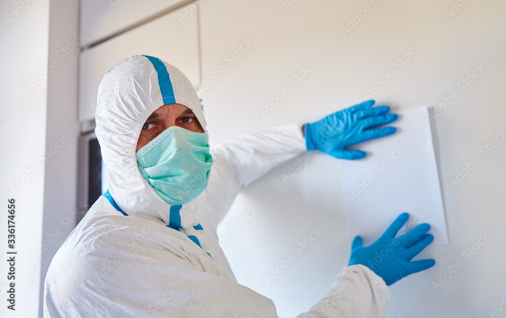 Personal in Klinik mit Schutzkleidung befestigt Aushang Personal in Klinik mit Schutzkleidung befestigt Aushang