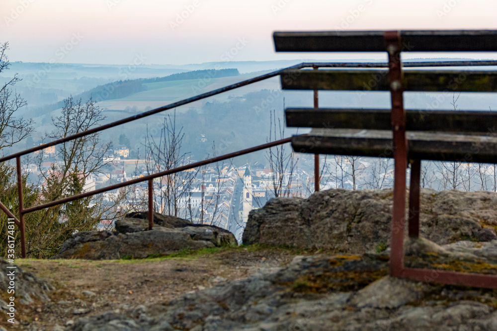 Blick vom Kriebelstein auf Elsterberg im Vogtland bei Sonnenaufgang