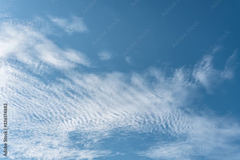 Obraz premium Céu azul com nuvens brancas