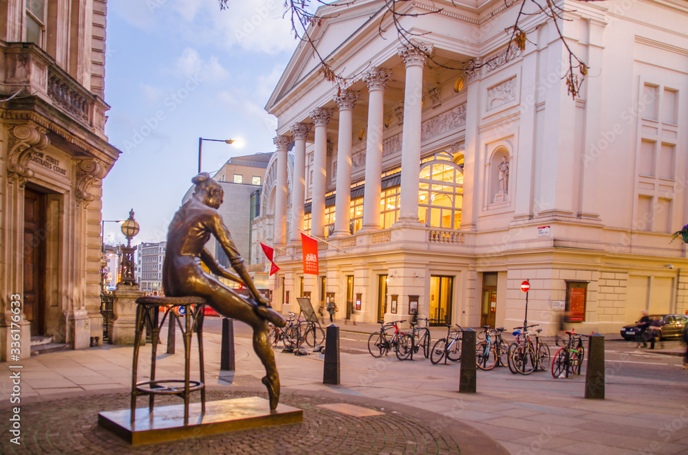 Foto Stock LONDON- JANUARY, 2018: Royal Opera House and the Ballerina  Statue. A famous ballet and opera venue in the Covent Garden area of  London's West End | Adobe Stock