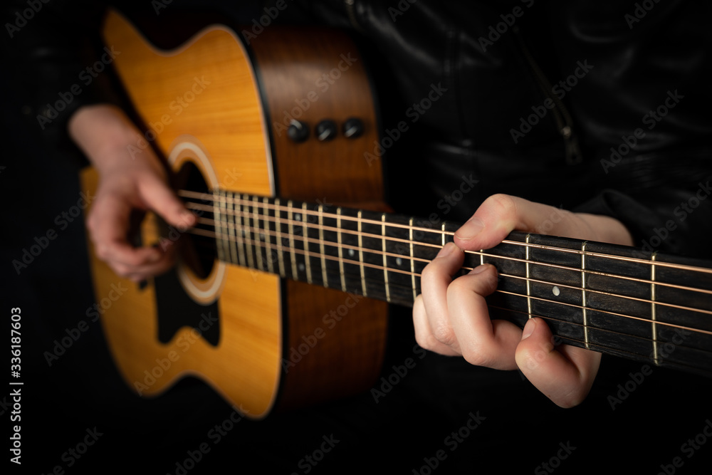 Fototapeta premium Auf einer Akustik-Gitarre Musik machen.