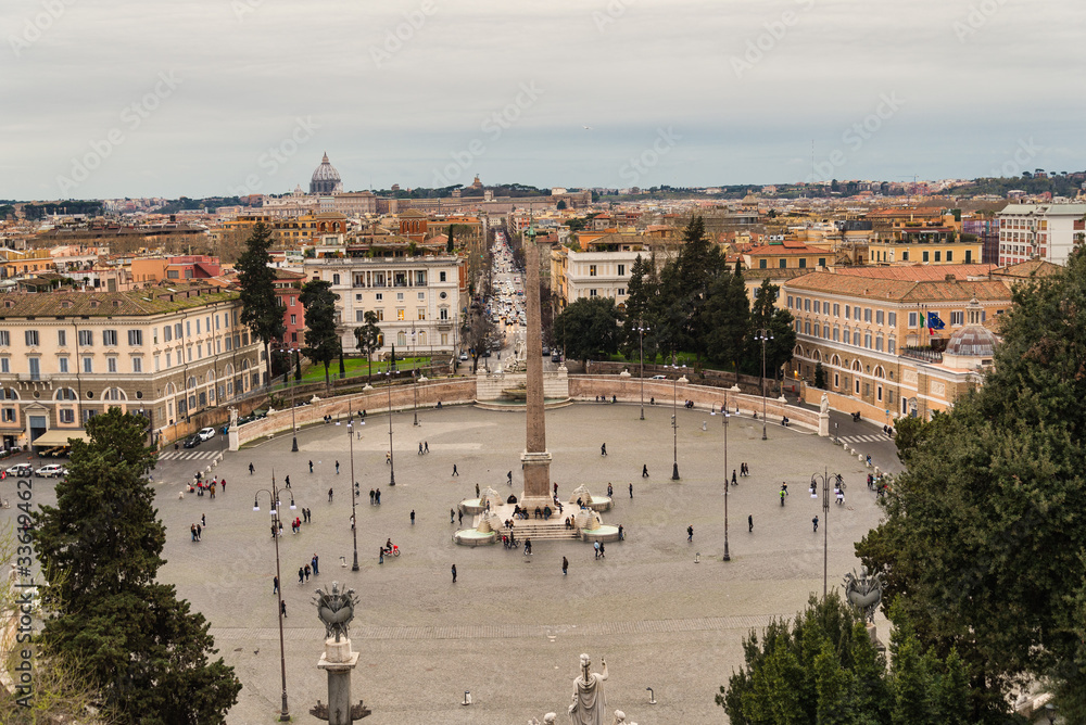 Vista panoramica de dia de la Piazza del Popolo en Roma Italia