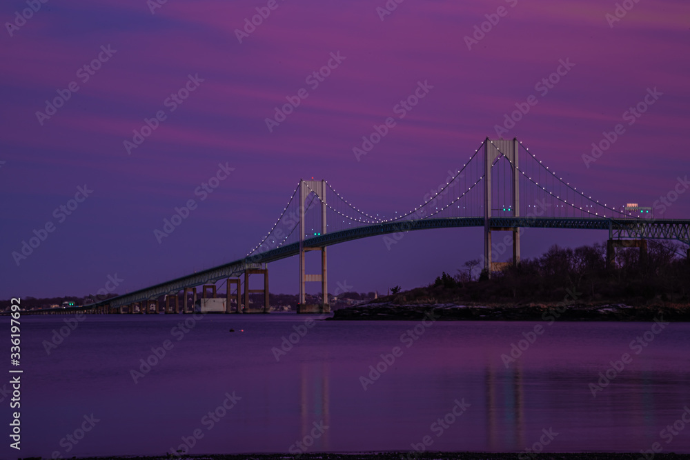 Obraz premium Sunset over Newport Bridge