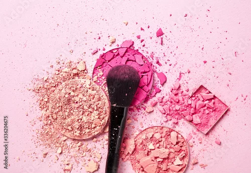 Obraz Crushed face powders and makeup brush