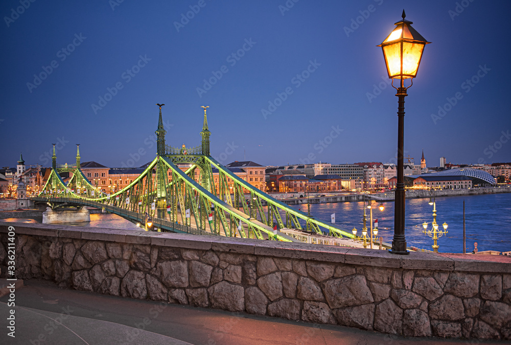 Fototapeta Famous Liberty Bridge in Budapest in dusk