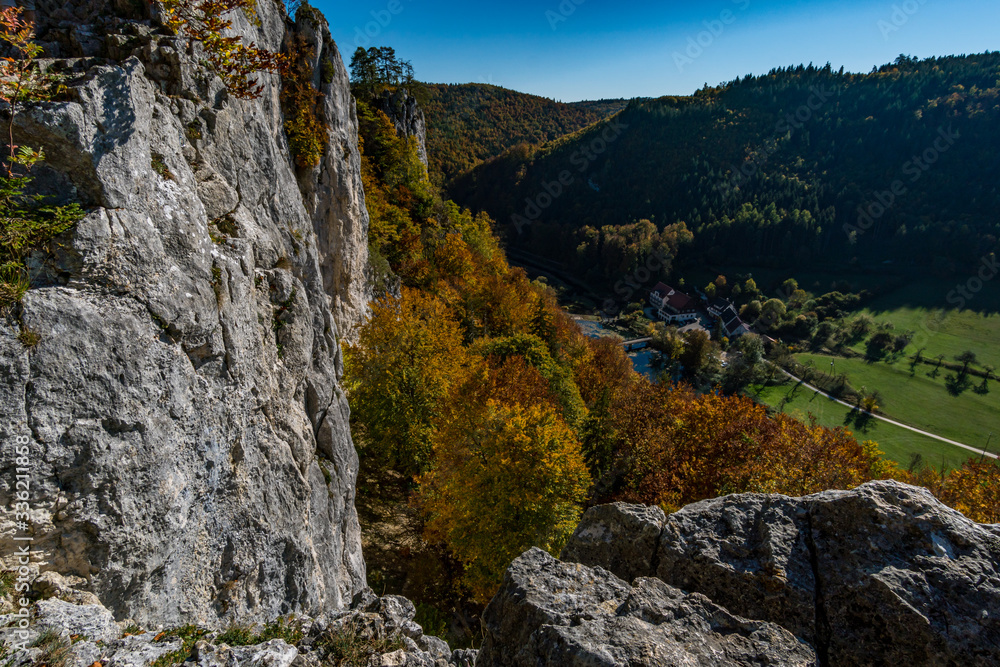 Obraz premium Autumn hike in the Danube valley