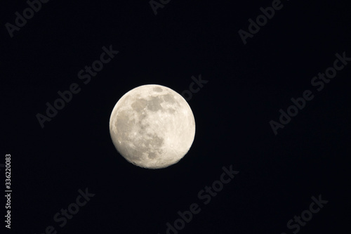 Vollmond deutlich unterschiedlich beleuchtete Felder erkennbar