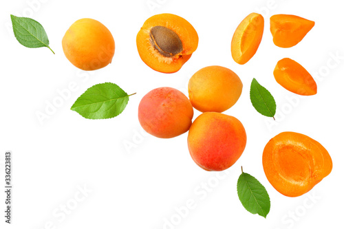 Photo apricot fruits with slices and green leaf isolated on white background