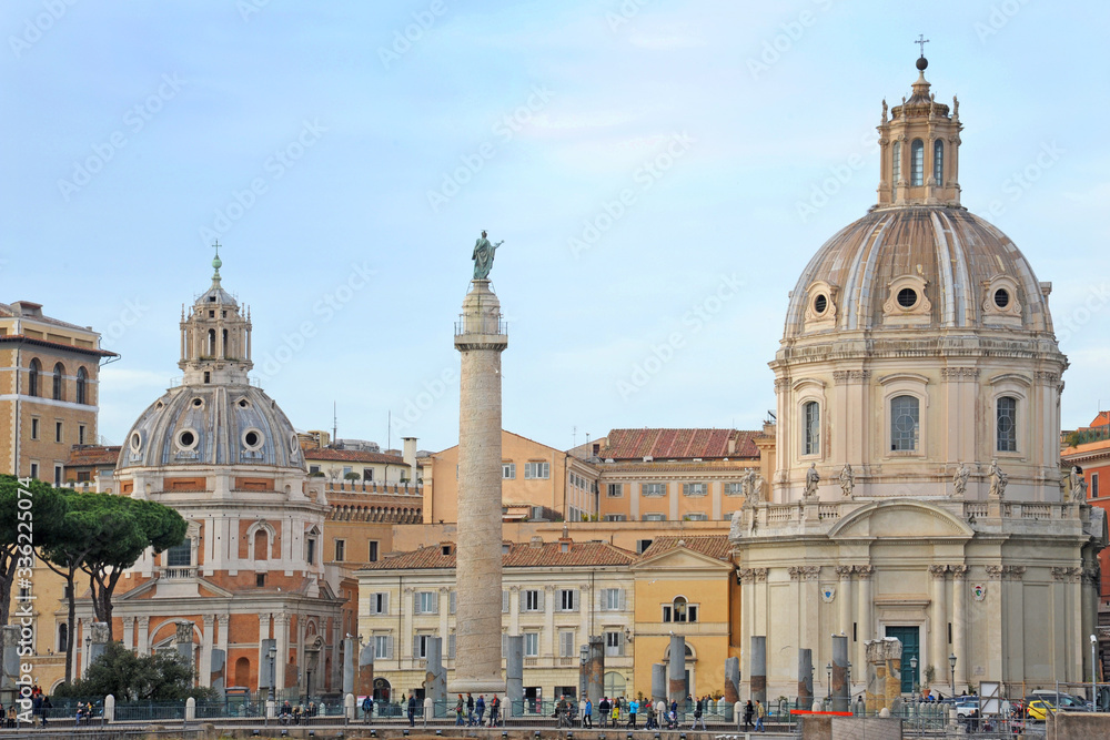 Obraz premium Włochy - Rzym - Fori imperiali (Fori Cesarskie) starożytne rzymskie ruiny - dziedzictwo Unesco