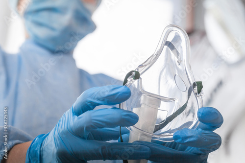 Murais de parede doctor in protective equipment put on oxygen mask patient diagnosis of coronavir