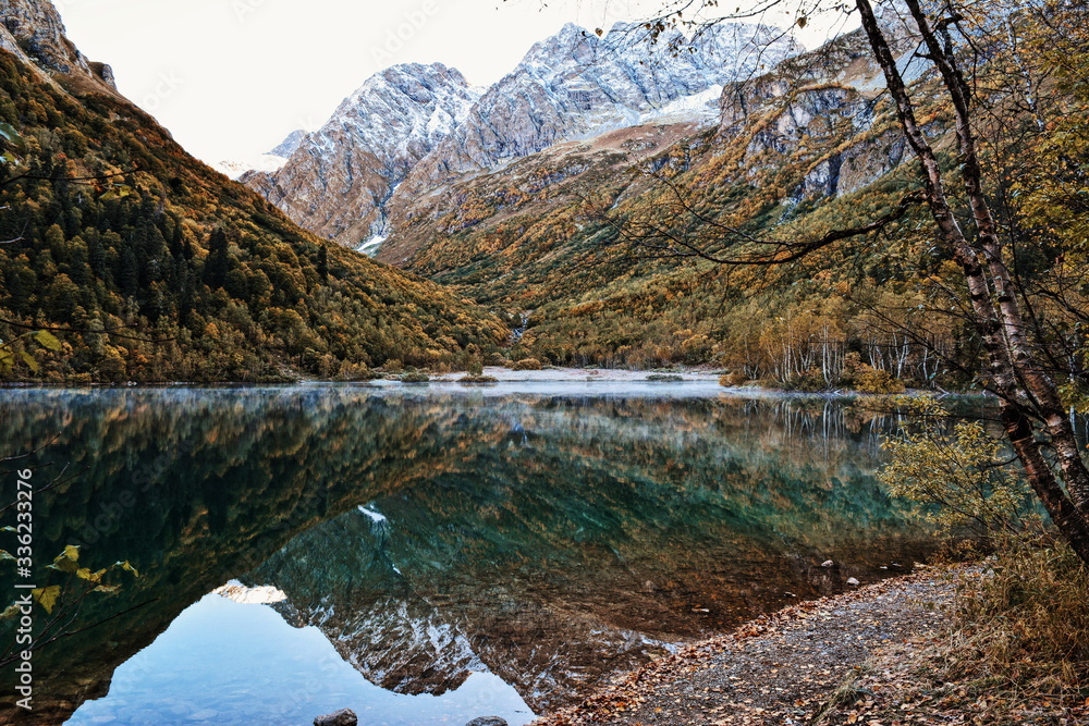 Obraz premium autumn in the mountains, lake Kardivach, Russia