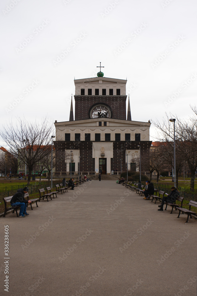 Obraz premium Pathway leading to a modern church building 