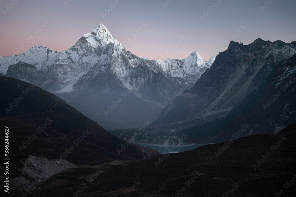 Obraz premium Alpenglow na szczytach Himalajów
