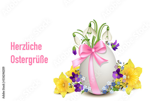 Osterei mit rosa Schleife, Frühlingsblumen, Narzisse, Osterglocken, Schneeglöckchen, Veilchen und Vergissmeinnicht,
Osterkarte mit „Herzliche Ostergrüße“,
Vektor Illustration isoliert auf weißem Hinte
