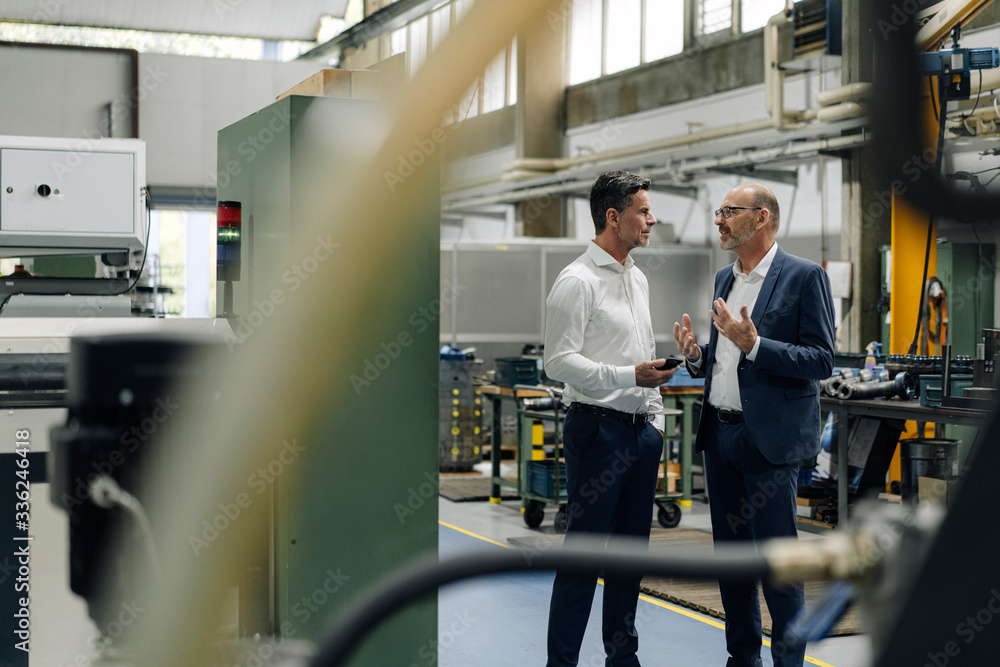 © Westend61 - Two businessmen talking in a factory © Westend61 - Two businessmen talking in a factory