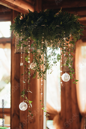 elegant wedding decorations made of natural flowers