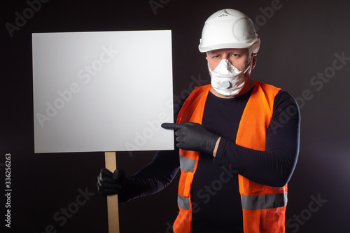 Builder demonstrates a whit...