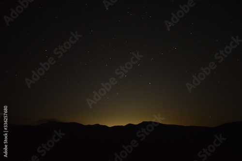 Cielo nocturno con montañas en alto contraste.. © Shandell