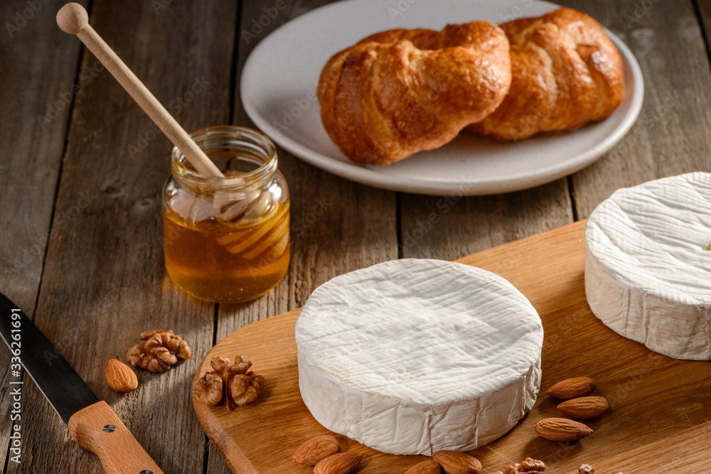 Wheel of Brie cheese, almonds, walnuts and honey Wheel of Brie cheese, almonds, walnuts and honey